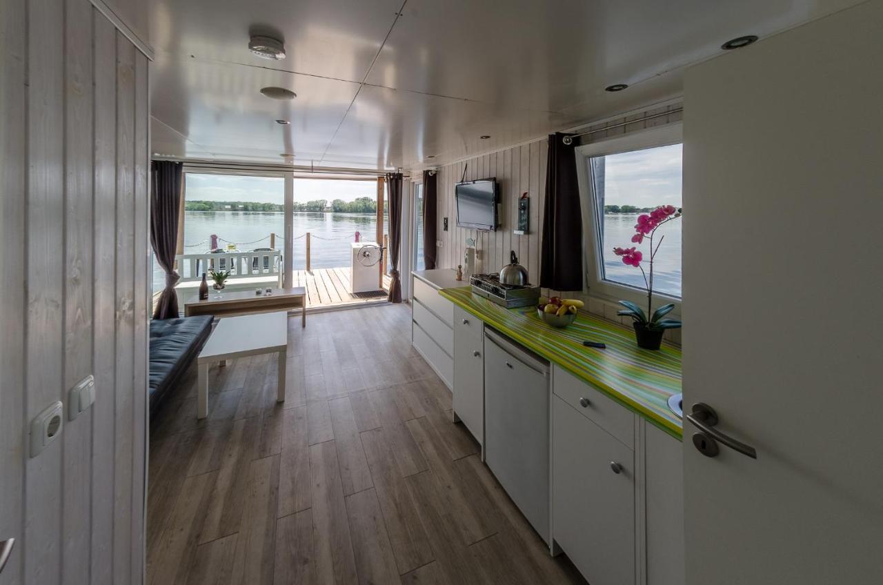 Feststehendes Hausboot Hotel Kolonie Zern Bagian luar foto