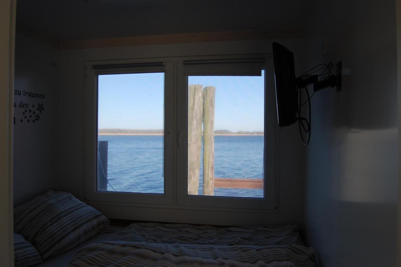 Feststehendes Hausboot Hotel Kolonie Zern Bagian luar foto
